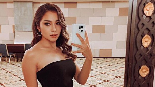 7 Potret Mirror Selfie Nikita Willy yang Disebut Hot Mom