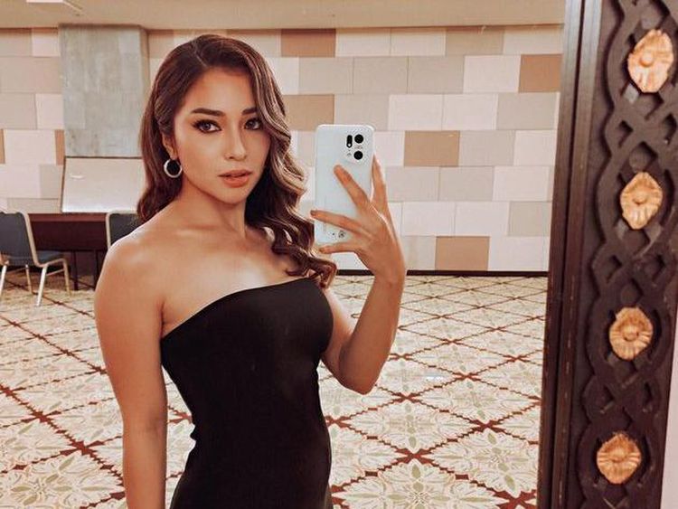 7 Potret Mirror Selfie Nikita Willy yang Disebut Hot Mom