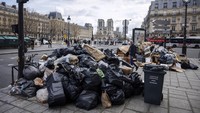 Sampah yang menggunung pun merusak keindahan kota Paris.