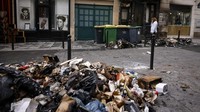Sampah yang menggunung itu juga menimbulkan bau tidak sedap.