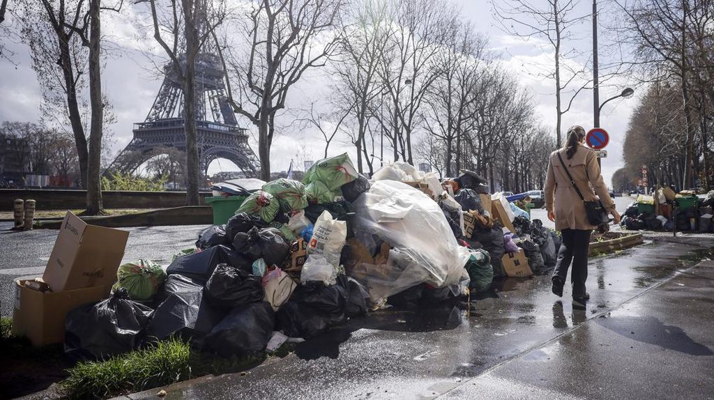 Parah! Sampah Makin Menumpuk di Tiap Sudut Paris