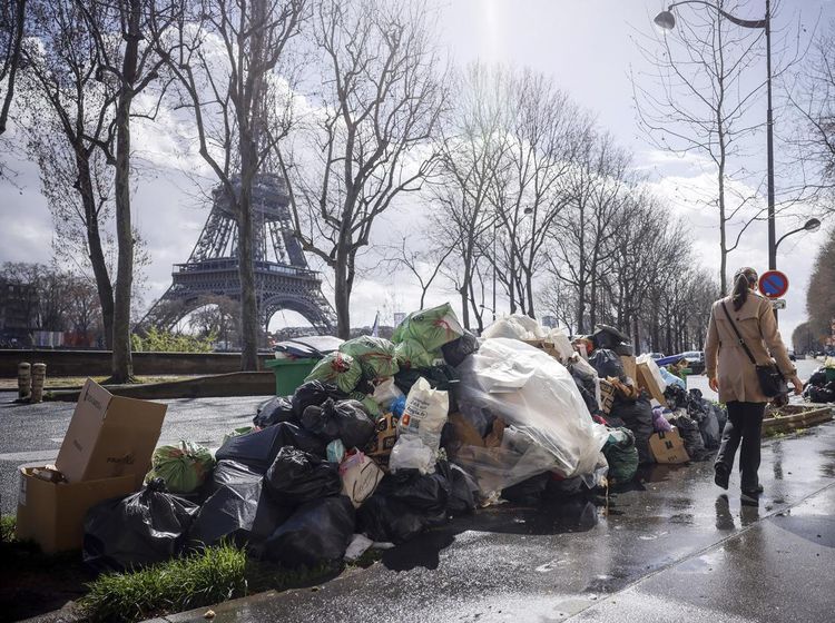 Parah! Sampah Makin Menumpuk di Tiap Sudut Paris