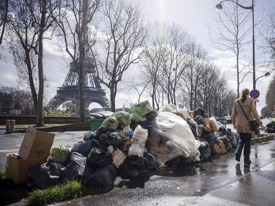 Parah! Sampah Makin Menumpuk di Tiap Sudut Paris