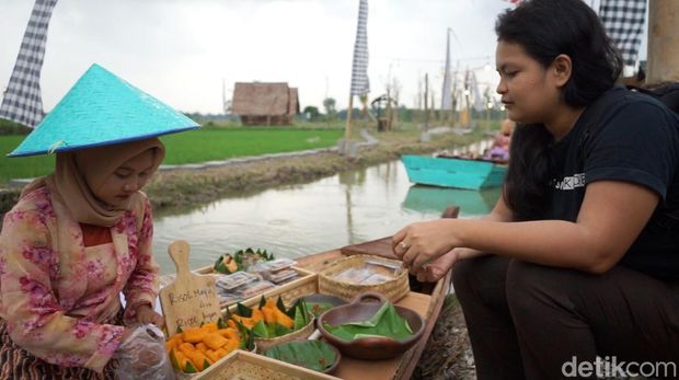 Pedagang Pasar Terapung Binjai menjajakan dagangannya di atas sampan. (Ahsanul/detikSumut)