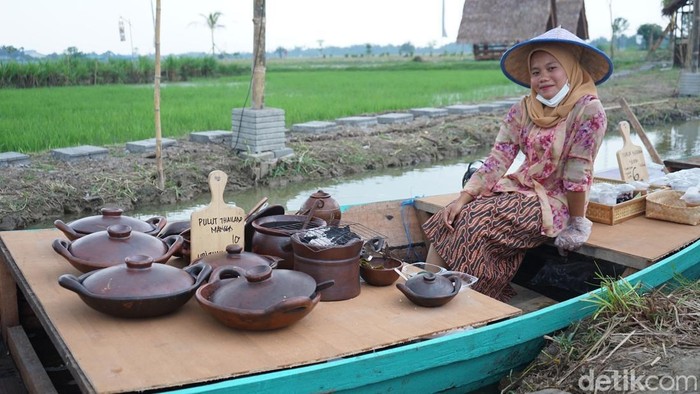 Pedagang Pasar Terapung Binjai menjajakan dagangannya di atas sampan. (Ahsanul/detikSumut)