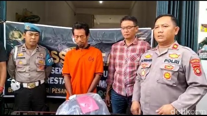 Pelaku pembunuhan tetangga sendiri di Palembang diamankan di Mapolsek. (Foto: Prima Syahbana)