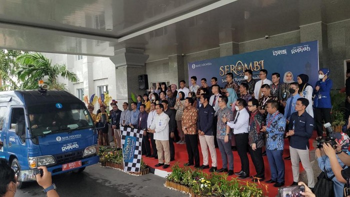 Pelepasan keberangkatan armada mobil layanan kas keliling Bank Indonesia dan perbankan. (Dok BI Kepri)