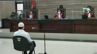 Seketika saat Ferry Irawan duduk di kursi pesakitan, Majelis Hakim segera memulai sidang dugaan KDRT terhadap Venna Melinda tersebut. (Foto: Andhika Dwi/detikJatim)