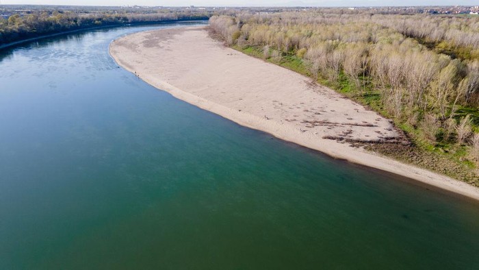 Penampakan Sungai di Italia yang Menyusut Akibat Kekeringan Italia tengah mengalami kekeringan karena kurangnya curah hujan. Akibatnya, sungai Po mengalami penyusutan.