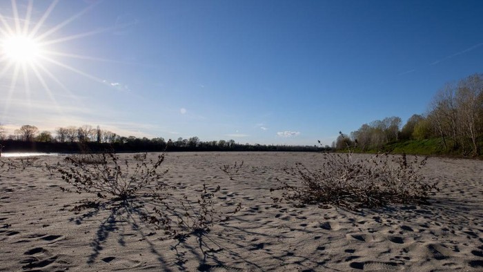 Penampakan Sungai di Italia yang Menyusut Akibat Kekeringan Italia tengah mengalami kekeringan karena kurangnya curah hujan. Akibatnya, sungai Po mengalami penyusutan.
