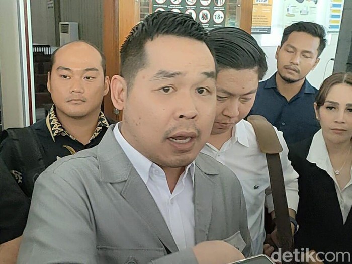 Penasihat Hukum Ferry Irawan, Jeffry Simatupang yang kembali meminta penangguhan penahanan kliennya.