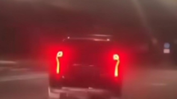 Pengemudi mobil Pajero tancap gas menerobos lampu merah usai lempar botol kaca di perempatan di kawasan Jaksel.