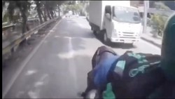 Duh! Diduga Main HP Sambil Berkendara, Kepala Ojol Hampir Terlindas Truk