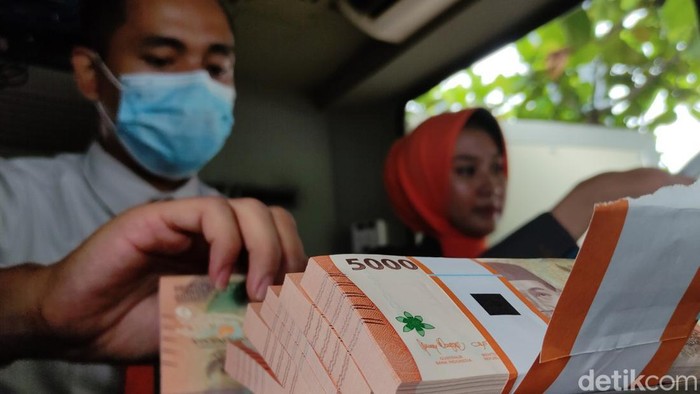 Suasana Penukaran uang di mobil kas di halaman kantor perwakilan BI Jateng, Senin (27/3/2023).