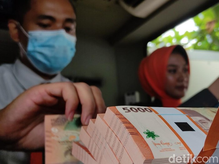 Suasana Penukaran uang di mobil kas di halaman kantor perwakilan BI Jateng, Senin (27/3/2023).