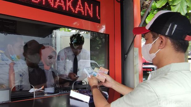 Suasana Penukaran uang di mobil kas di halaman kantor perwakilan BI Jateng, Senin (27/3/2023).