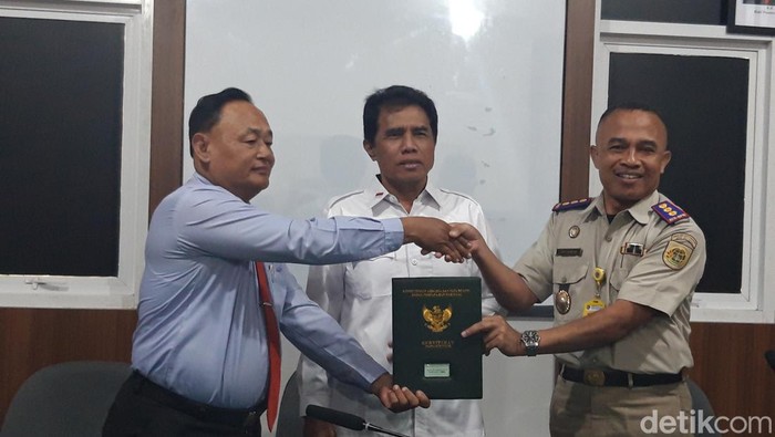Penyerahan sertifikat tanah tukar guling ke ahli waris Kusno di BPN Boyolali.