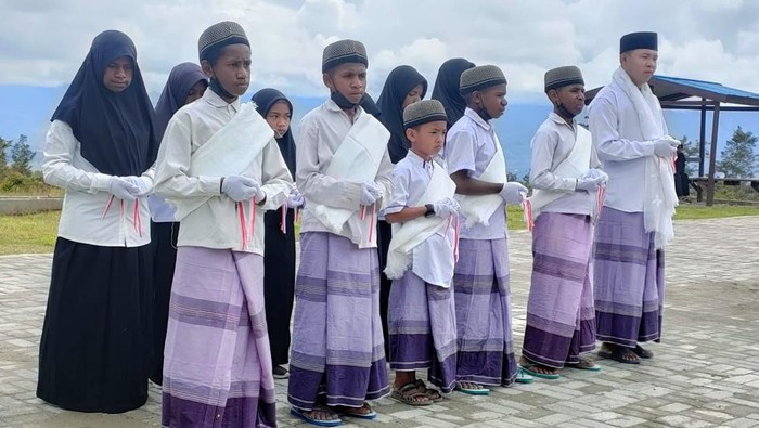 Anak-anak pedalaman Papua rela menempuh perjalanan jauh menuju pesantren Al Istiqomah di Wamena, Papua untuk menjemput hidayah Allah. Yuk, kita bantu mereka!