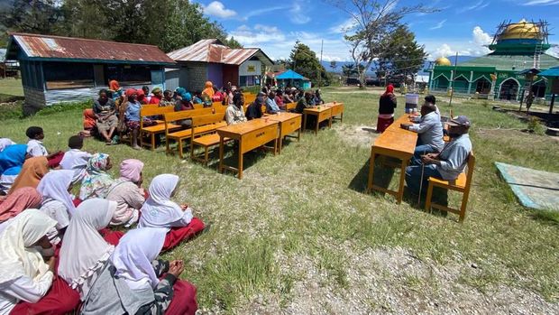 Anak-anak pedalaman Papua rela menempuh perjalanan jauh menuju pesantren Al Istiqomah di Wamena, Papua untuk menjemput hidayah Allah. Yuk, kita bantu mereka!