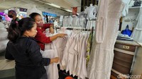 Menurut sejumlah pedagang omzet pesanan baju muslim meningkat 50 persen.