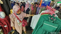 Calon pembeli memilih baju di Pasar Tanah Abang, Jakarta Pusat, Senin (27/3).