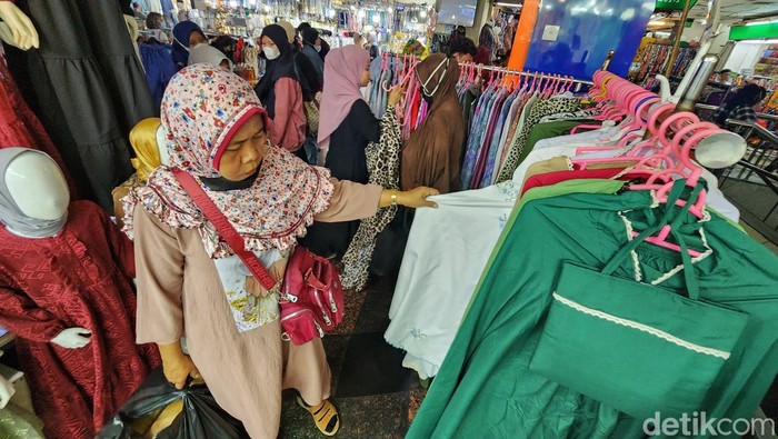 Permintaan Busana Muslim Meroket di Bulan Ramadan Sejumlah pedagang busana muslim di Pasar Tanah Abang, Jakarta Pusat, mengalami permintaan tajam di Bulan Suci Ramadan.