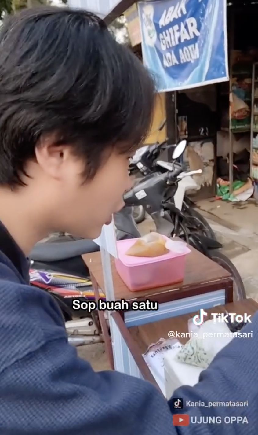 Pertama Kali Berburu Takjil, Orang Korea Ini Borong Sop Buah dan Jasuke