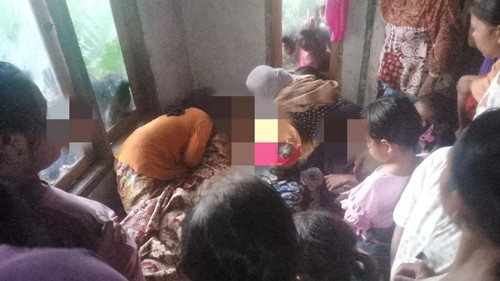 Petani disambar petir saat panen padi di Lombok Tengah, NTB, saat disemayamkan di rumah duka, Senin (27/3/2023).