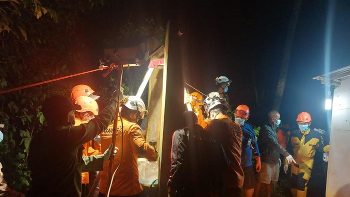 Petugas mengevakuasi wanita paruh baya yang tercebur sumur sedalam 13 meter di Desa Pageralang, Kecamatan Kemranjen, Kabupaten Banyumas, Senin (27/3/2023).