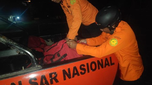 Petugas SAR mengevakuasi seorang wanita bernama Yani yang tewas terjatuh ke sumur sedalam 25 meter di belakang rumahnya di Lombok Timur, NTB, Minggu (26/3/2023) malam.