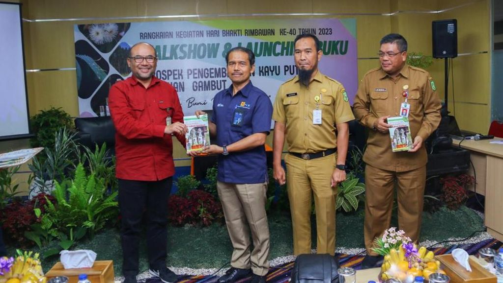 PLN-BPSILHK Kuok Riau Kembangkan Budi Daya Kayu Putih di Lahan Gambut