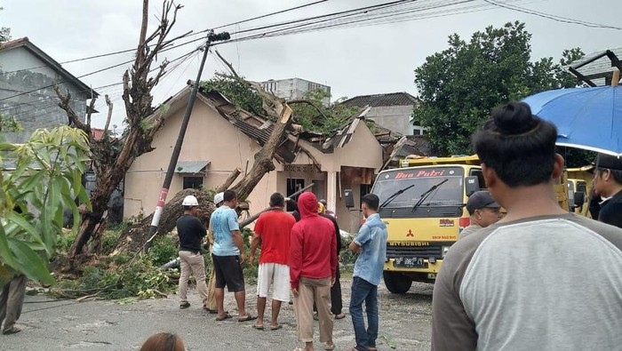 Pohon tumbang di Karimun timpa rumah atap rumah warga. (Foto: Istimewa)