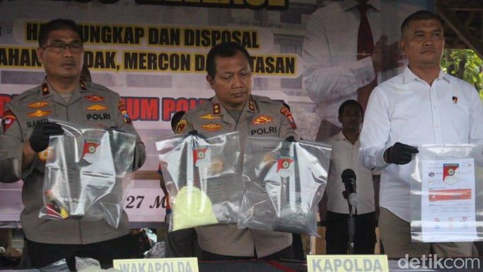 Polda Jatim merilis pengungkapan jaringan pengedar obat mercon di Jombang