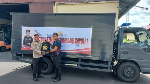 Polda Metro Jaya menyalurkan bantuan sosial dari Kapolri Jenderal Listyo Sigit Prabowo.