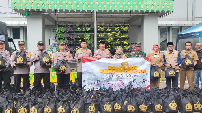 Polisi menyalurkan bantuan Kapolri Jenderal Listyo Sigit Prabowo ke Kampung Gelap di Tambora, Jakbar