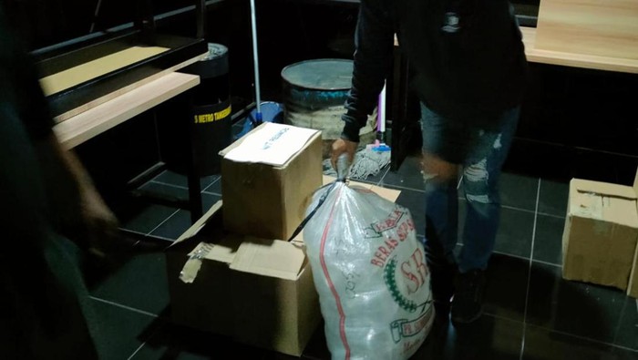 Polisi menyita 50 bungkus plastik ciu dari sebuah kontrakan di Tangerang