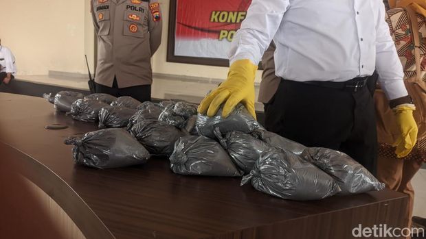 Polres Demak tangkap 4 pelaku penggunaan serbuk petasan, Senin (27/3/2023).