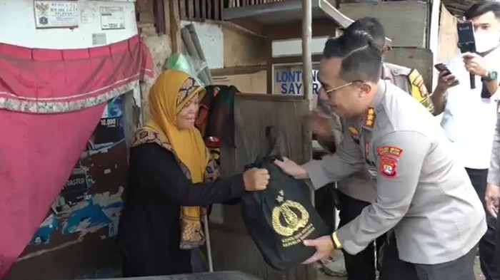 Polres Jaksel salurkan bantuan sembako dari Kapolri ke warga terdampak kenaikan harga.