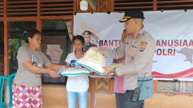Polri mengirimkan bantuan kemanusiaan, masing-masing sebanyak 25 ton ke Polres Ende dan Polres Sikka (Maumere) untuk dibagi-bagikan ke warga yang membutuhkan. (dok Istimewa)