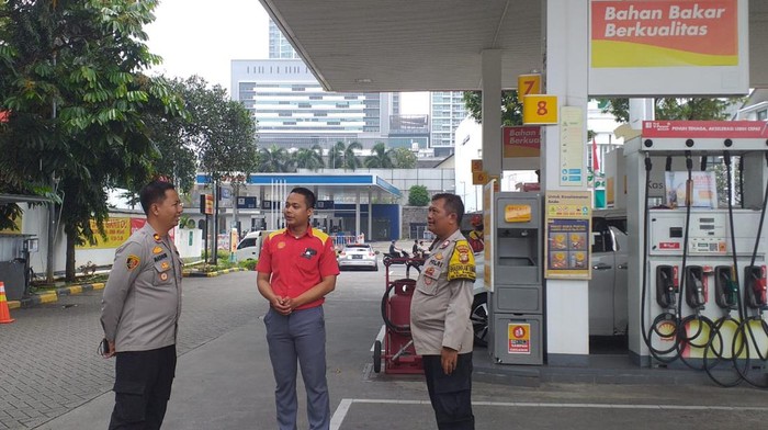 Polsek Mampang Prapatan melakukan patroli ke minimarket hingga SPBU beri imbauan kamtibmas selama Ramadan