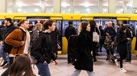 Perjalanan udara dan layanan kereta api jarak jauh sebagian besar telah ditutup di seluruh Jerman kemarin.