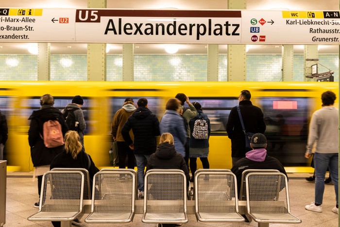 Sejumlah stasiun mengalami pemogokan kerja secara massal di Jerman. Akibatnya, penumpang menumpuk di stasiun Alexanderplatz