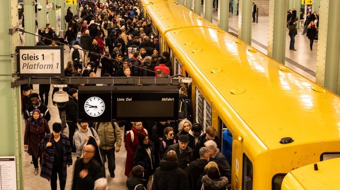 Potret Padatnya Penumpang di Stasiun KA Berlin Imbas Pemogokan Massal Sejumlah stasiun mengalami pemogokan kerja secara massal di Jerman. Akibatnya, penumpang menumpuk di stasiun Alexanderplatz