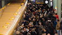 Penampakan stasiun Alexanderplatz yang dipadati oleh penumpang di Berlin, Jerman, Senin (27/3/2023).