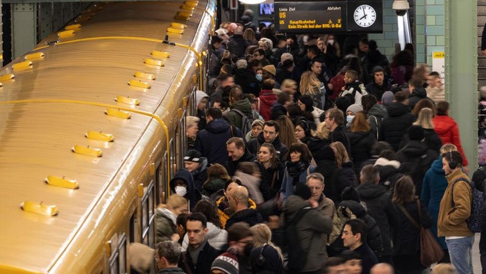 Potret Padatnya Penumpang di Stasiun KA Berlin Imbas Pemogokan Massal Sejumlah stasiun mengalami pemogokan kerja secara massal di Jerman. Akibatnya, penumpang menumpuk di stasiun Alexanderplatz