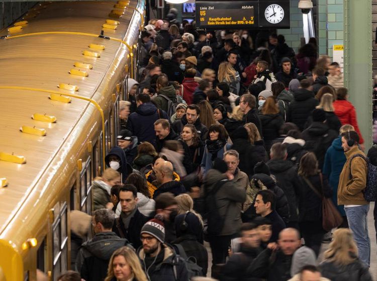 Potret Padatnya Penumpang di Stasiun KA Berlin Imbas Pemogokan Massal