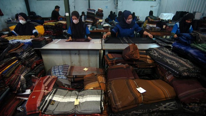 Pekerja menata kain sarung di Industri kain sarung Asaputex, Tegal, Jawa Tengah, Senin (27/3/2023). Menurut pengelola permintaan kain sarung selama Ramadhan meningkat hingga 100 persen dan diprediksi terus meningkat hingga Lebaran yaitu dari kisaran 1.000 menjadi 2.000 lembar kain sarung per hari yang dijual Rp50 ribu hingga Rp250 ribu tergantung bahan dan tingkat kesulitan pembuatan. ANTARA FOTO/Oky Lukmansyah/nym.