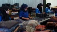 Pekerja menata kain sarung di Industri kain sarung Asaputex, Tegal, Jawa Tengah, Senin (27/3/2023). Menurut pengelola permintaan kain sarung selama Ramadhan meningkat hingga 100 persen dan diprediksi terus meningkat hingga Lebaran yaitu dari kisaran 1.000 menjadi 2.000 lembar kain sarung per hari.  