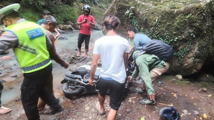 Pengendara motor yang melintas di Jalur Denpasar-Gilimanuk terjun dari jembatan di Banjar Singin hingga tak sadarkan diri. Dugaan awal, pemotor itu mengantuk.