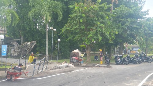 Proses renovasi gedung dan jalan di Art Center, Denpasar, Bali, Senin (27/3/2023).